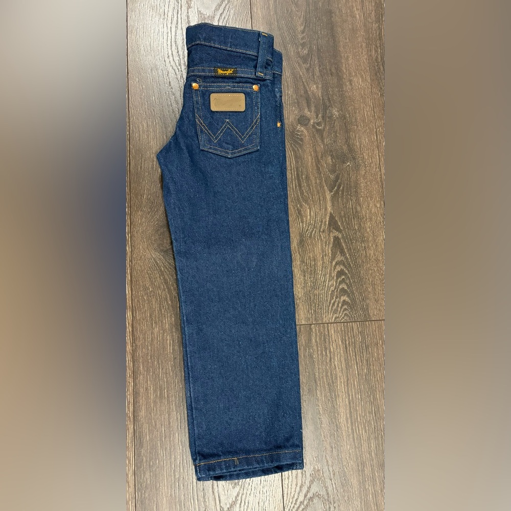 Wrangler boys size 4 regular fit jeans. New without tags.